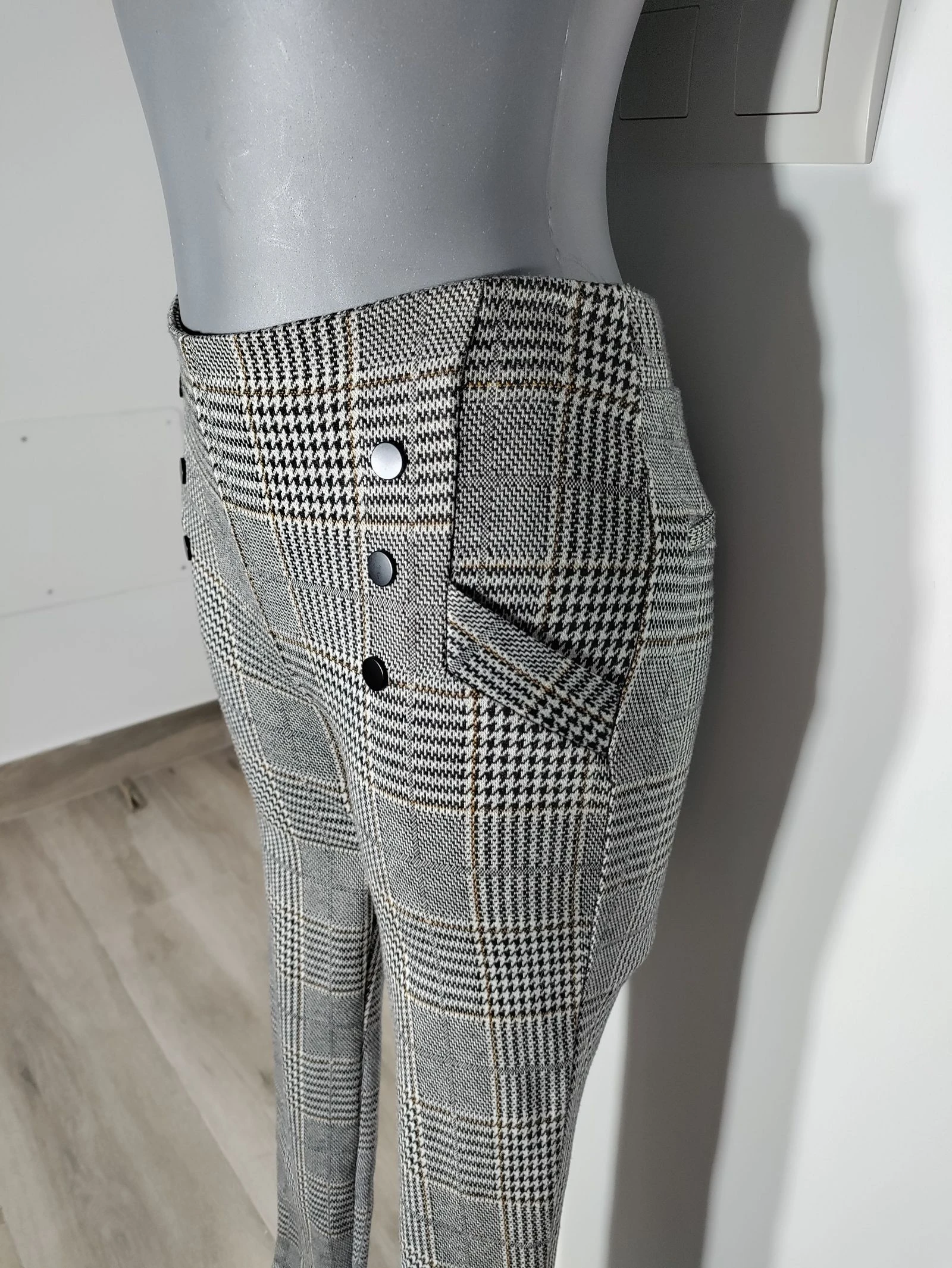 Calça skinny Lefties xadrez branco e preto tipo pata de gallo – tamanho P – photo 5